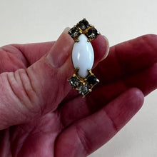 Load image into Gallery viewer, Vintage screw on earrings
