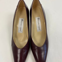 Load image into Gallery viewer, Vintage Etienne Aigner heels
