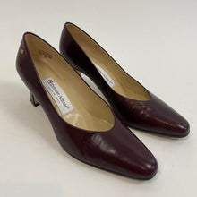 Load image into Gallery viewer, Vintage Etienne Aigner heels
