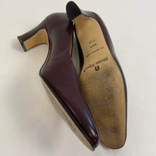 Load image into Gallery viewer, Vintage Etienne Aigner heels
