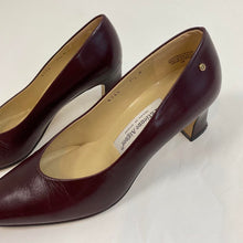 Load image into Gallery viewer, Vintage Etienne Aigner heels
