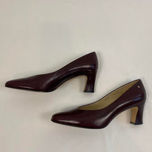 Load image into Gallery viewer, Vintage Etienne Aigner heels
