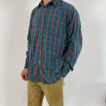 Load image into Gallery viewer, Vintage Van Heusen flannel
