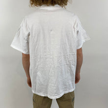 Load image into Gallery viewer, Vintage 1998 graphic t-shirt
